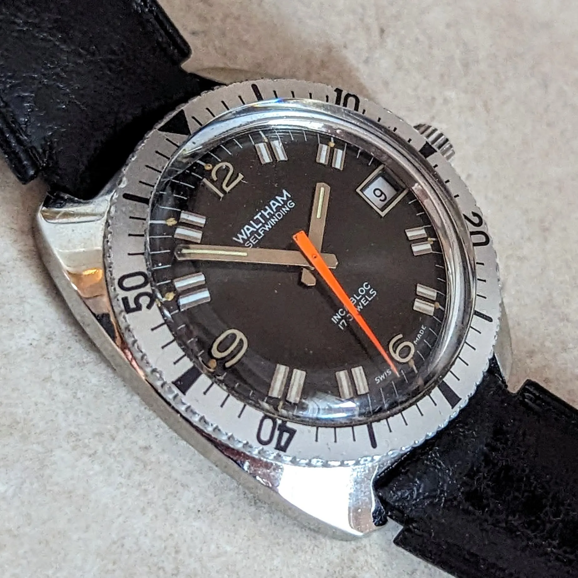 WALTHAM Self-Winding Skindiver Wristwatch Vintage Watch 17 Jewels Date Indicator