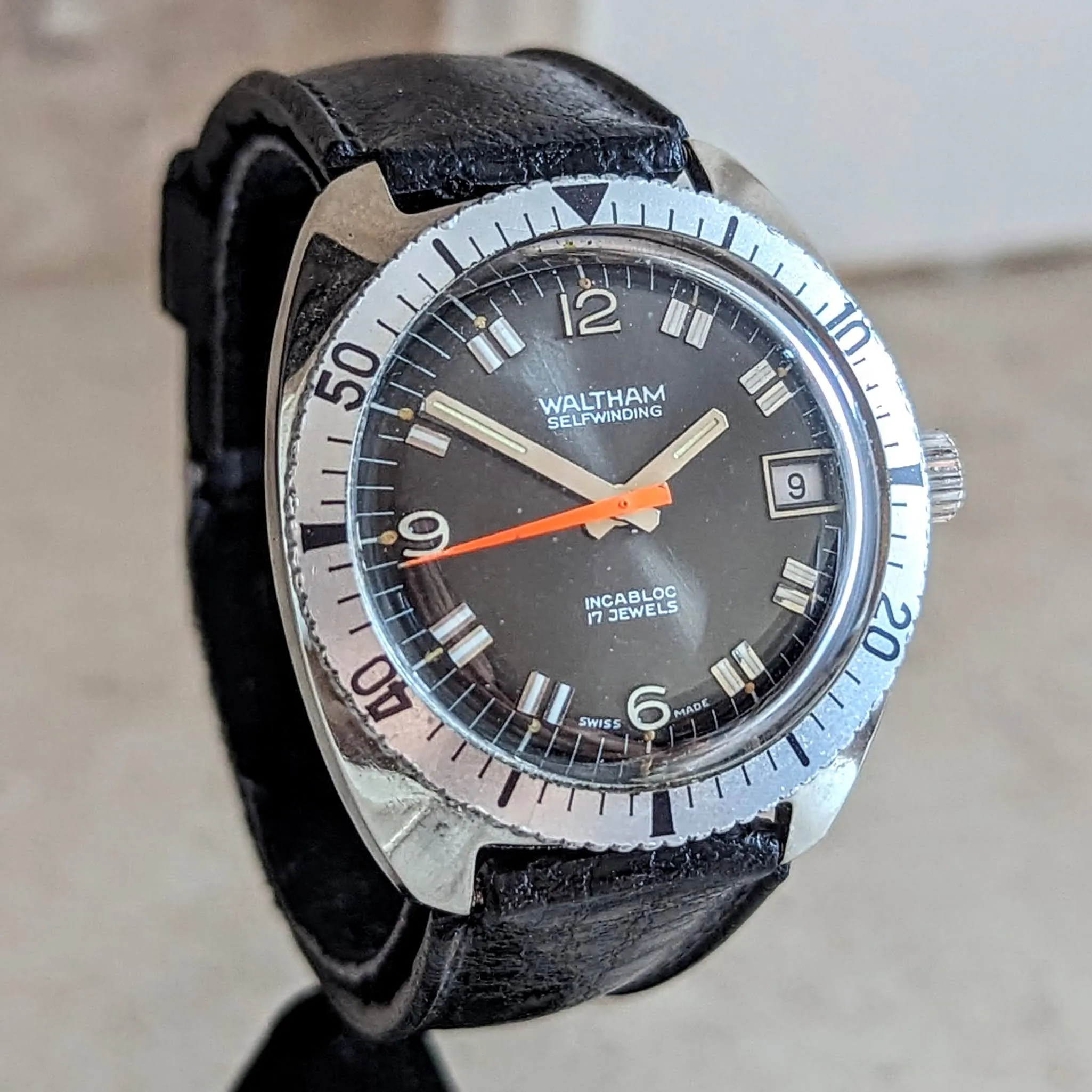 WALTHAM Self-Winding Skindiver Wristwatch Vintage Watch 17 Jewels Date Indicator