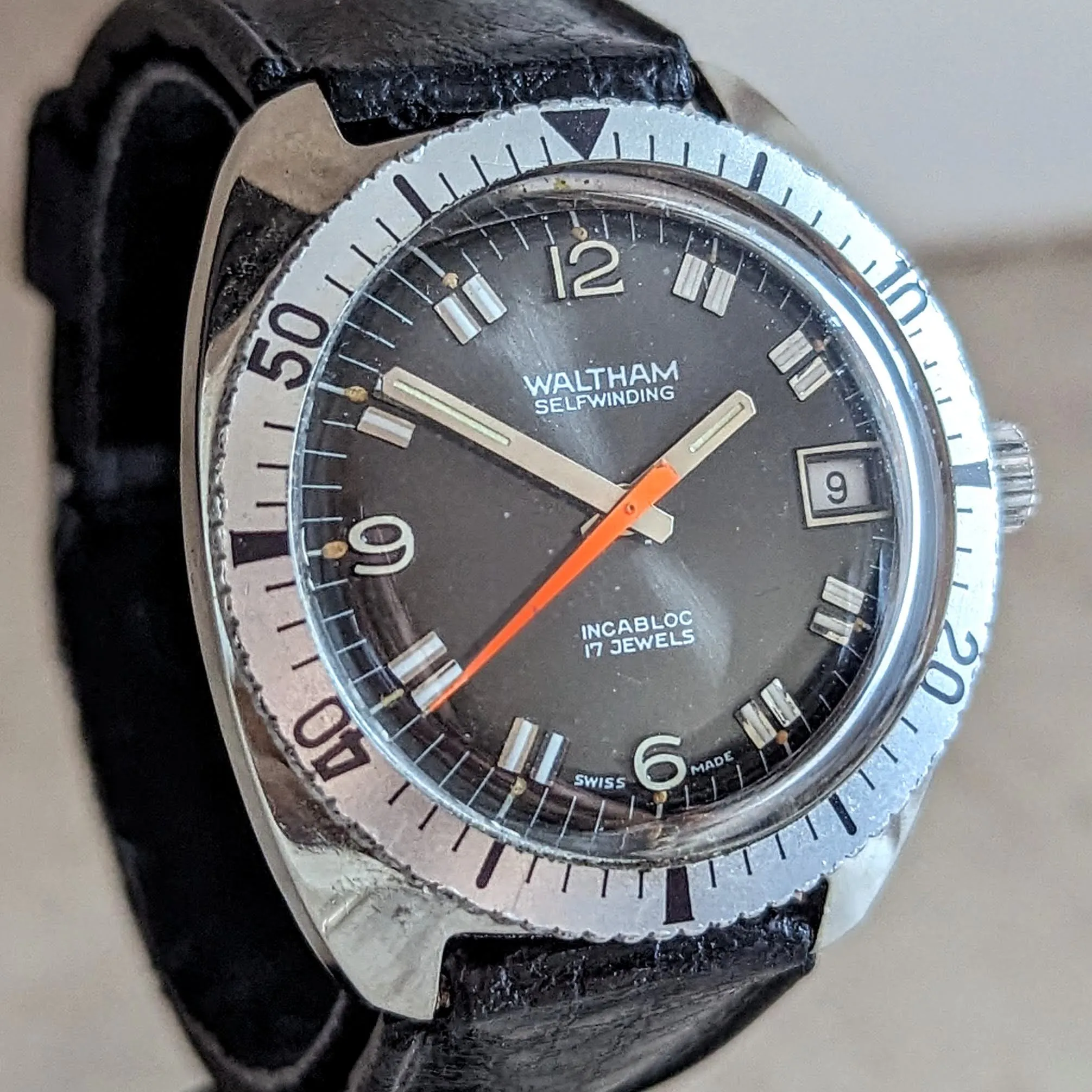 WALTHAM Self-Winding Skindiver Wristwatch Vintage Watch 17 Jewels Date Indicator